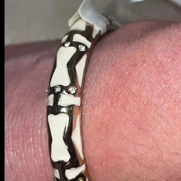 WHITE /GOLD ENAMEL HINGED BANGLE WITH RHINESTONE ACCENTS - Picture 2 of 7